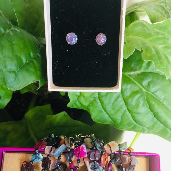 🤑FREE w/ purchase! F21 Lavender Stone Studs - Picture 2 of 6